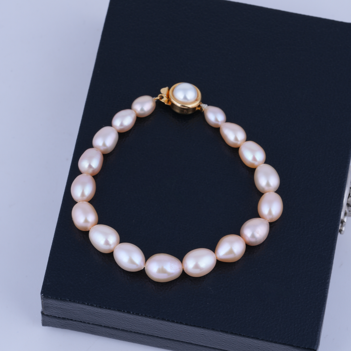 Peach Oval Pearl Bracelet