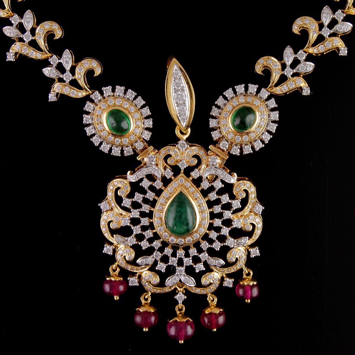 18 KT GOLD DIAMOND NECKLACE