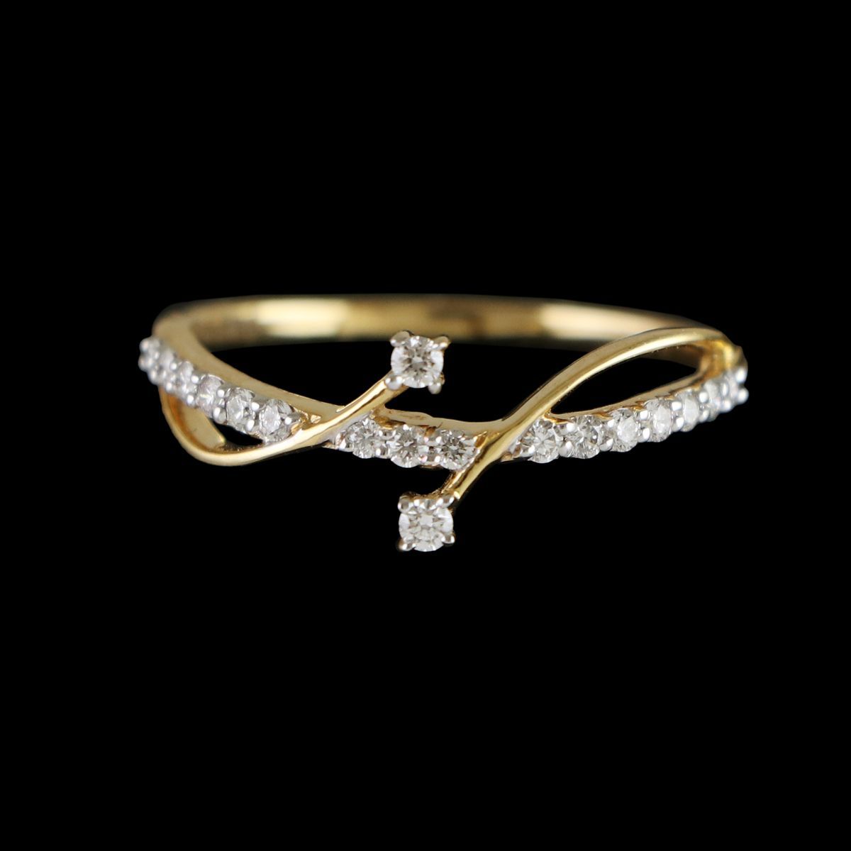 18 KT GOLD DIAMOND LADIES RING